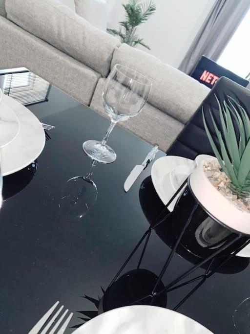 2 Bed Apartment With Free Parking 첼름스퍼드 외부 사진