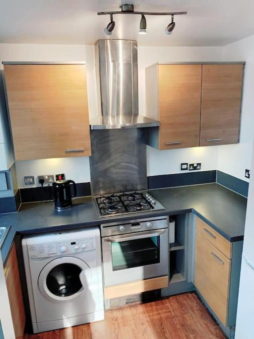 2 Bed Apartment With Free Parking 첼름스퍼드 외부 사진
