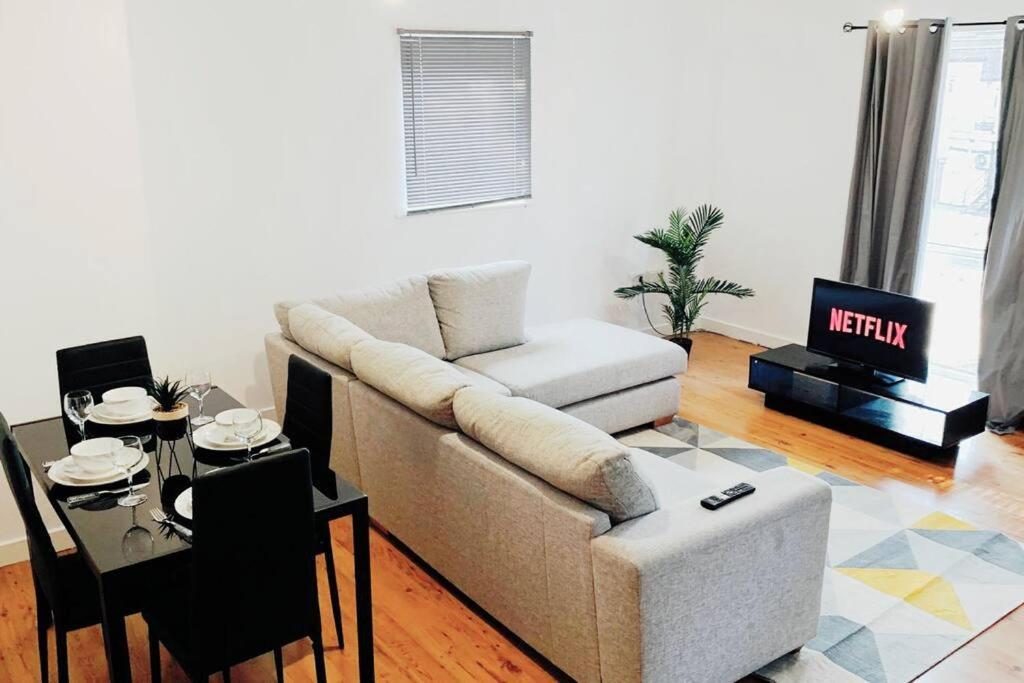 2 Bed Apartment With Free Parking 첼름스퍼드 외부 사진