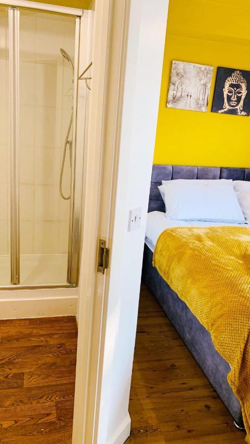 2 Bed Apartment With Free Parking 첼름스퍼드 외부 사진